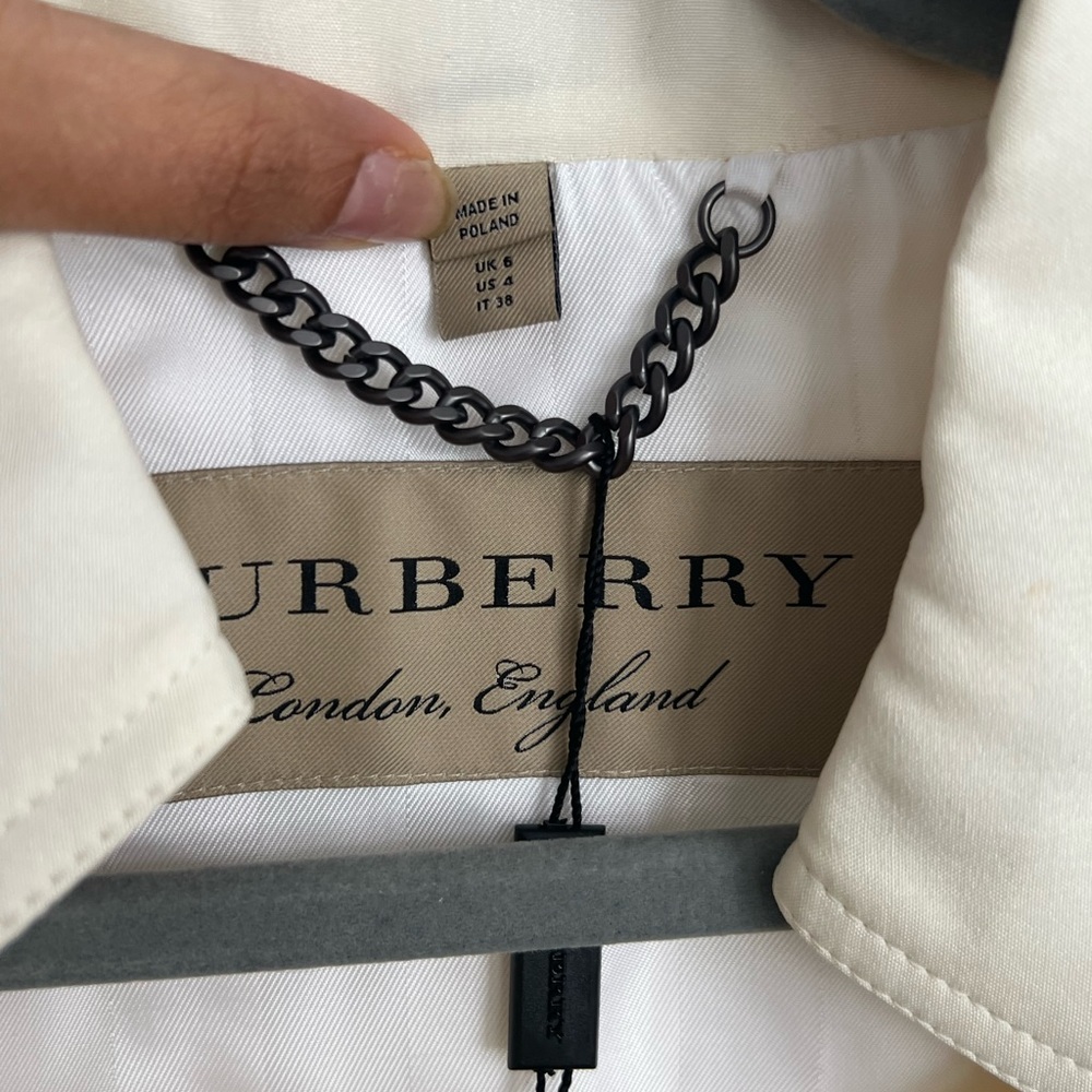 Burberry maythorne trench coat in parchment.